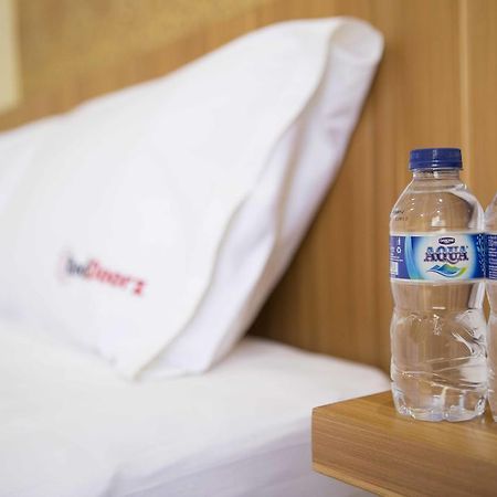 Отель Reddoorz Premium @ Thamrin Kebon Sirih Джакарта Экстерьер фото