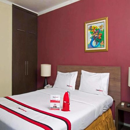 Отель Reddoorz Premium @ Thamrin Kebon Sirih Джакарта Экстерьер фото