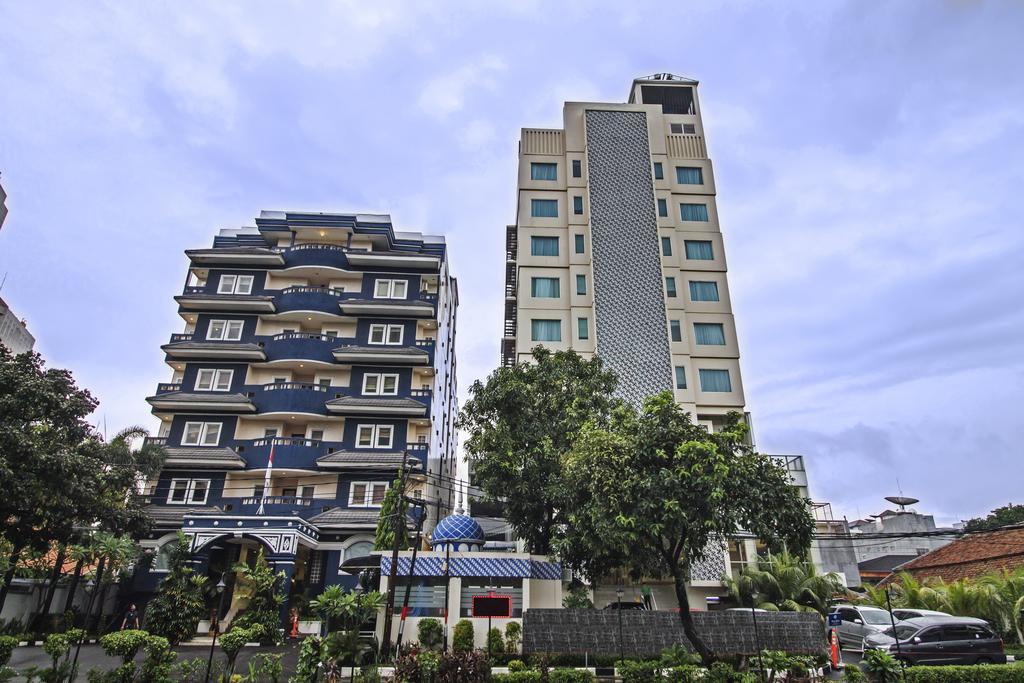 Отель Reddoorz Premium @ Thamrin Kebon Sirih Джакарта Экстерьер фото