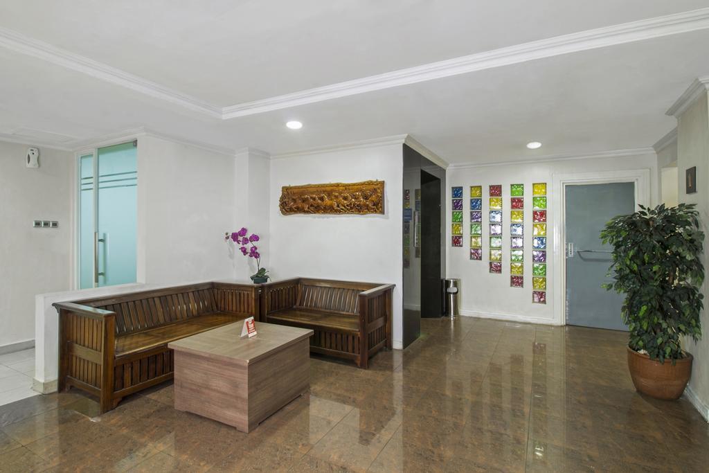 Отель Reddoorz Premium @ Thamrin Kebon Sirih Джакарта Экстерьер фото