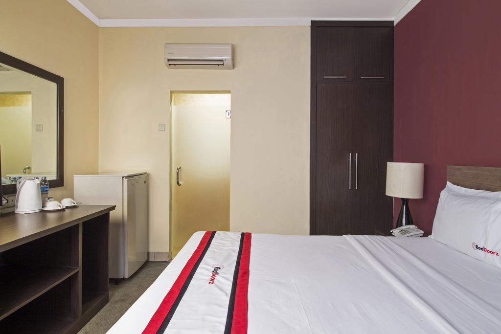 Отель Reddoorz Premium @ Thamrin Kebon Sirih Джакарта Экстерьер фото