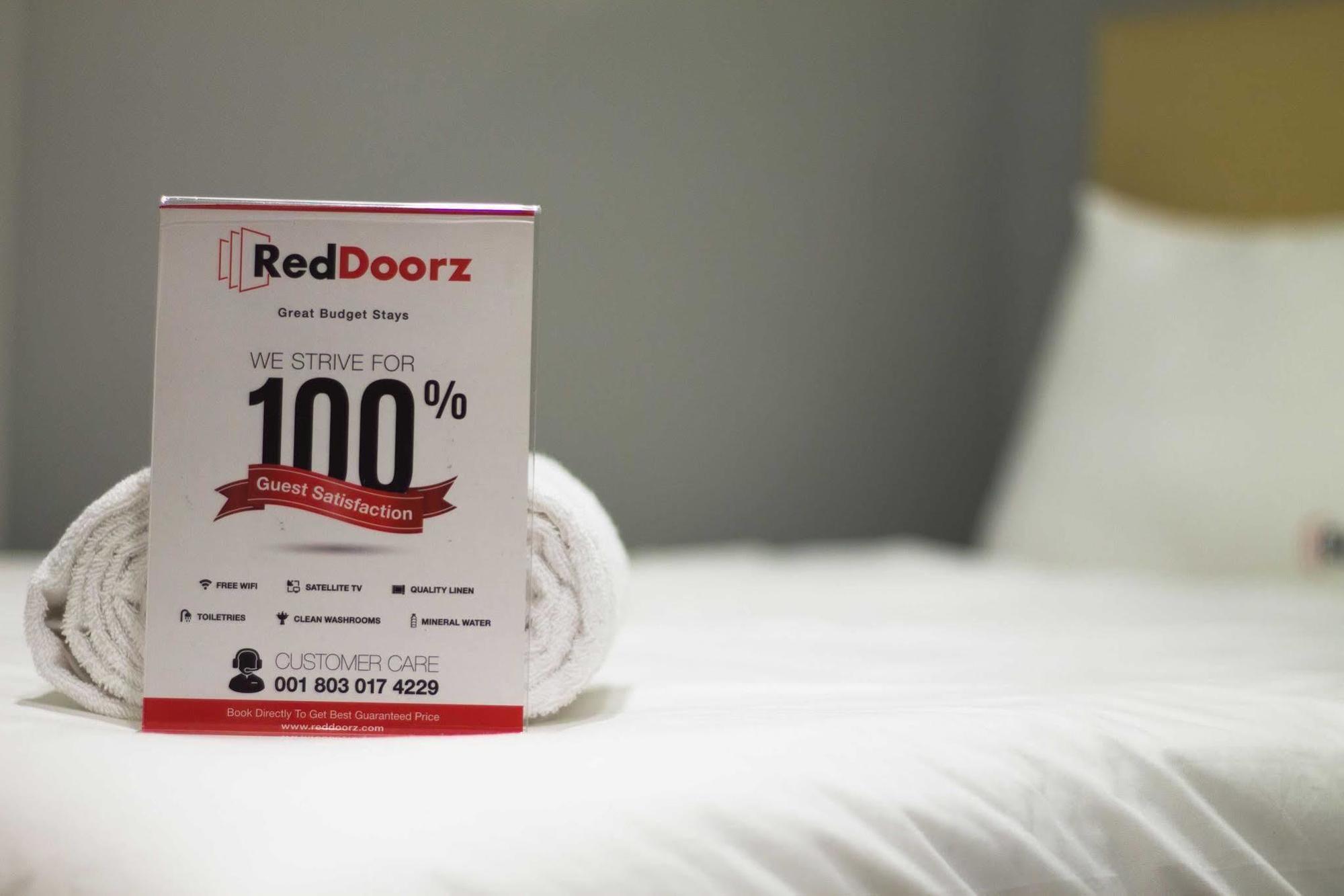 Отель Reddoorz Premium @ Thamrin Kebon Sirih Джакарта Экстерьер фото