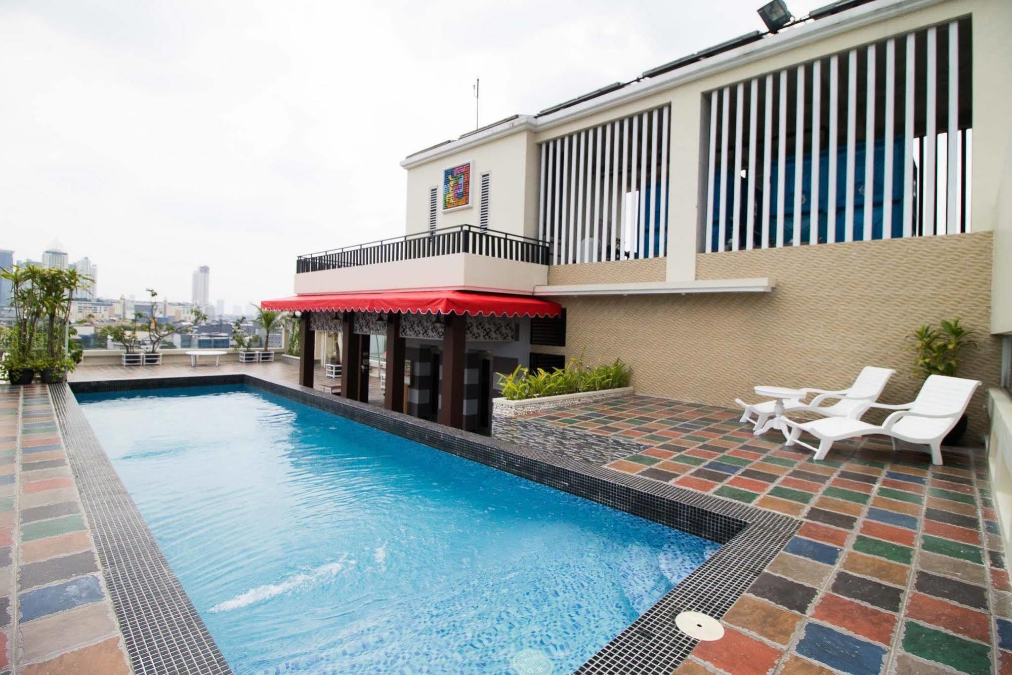 Отель Reddoorz Premium @ Thamrin Kebon Sirih Джакарта Экстерьер фото