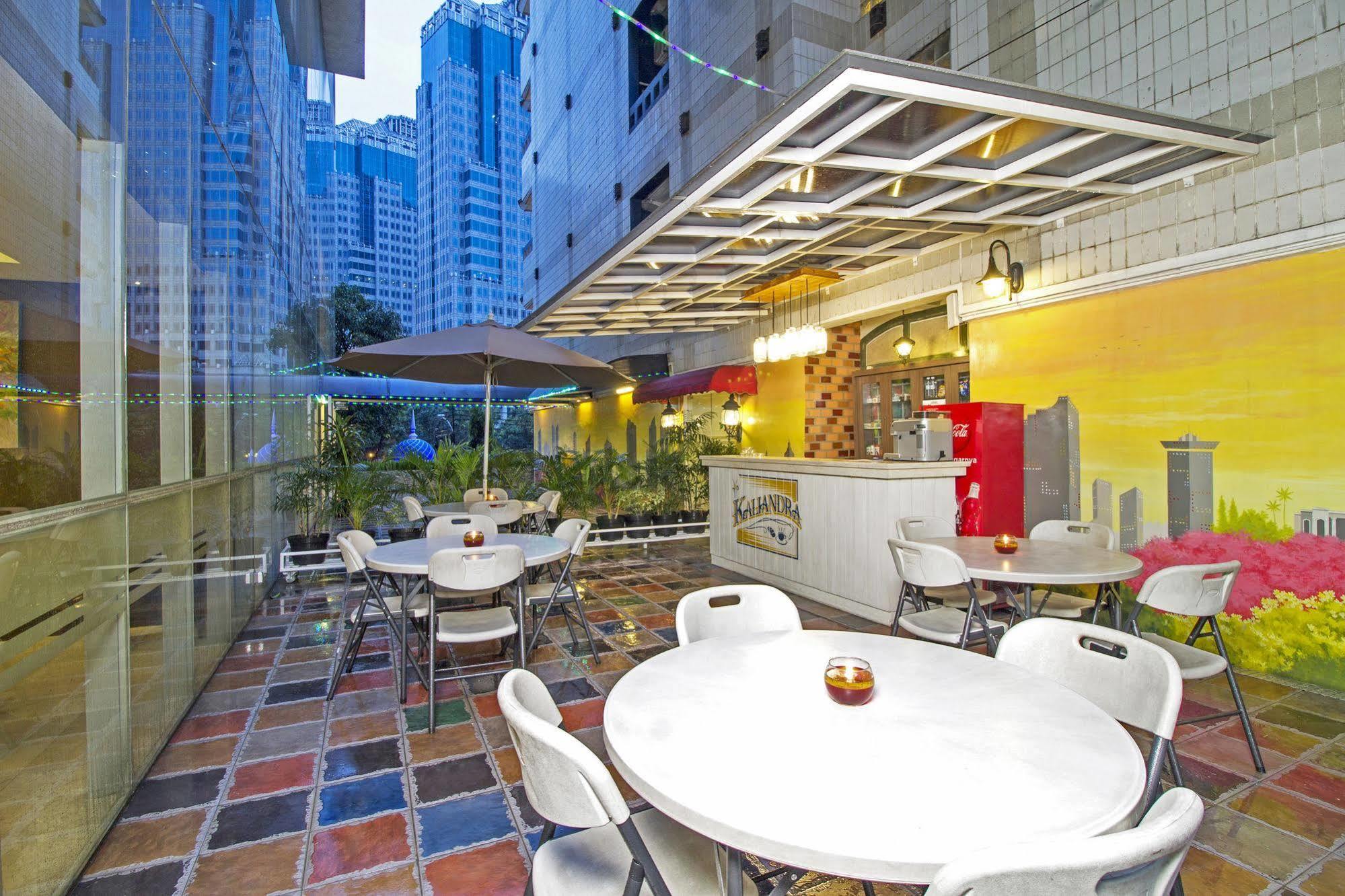 Отель Reddoorz Premium @ Thamrin Kebon Sirih Джакарта Экстерьер фото