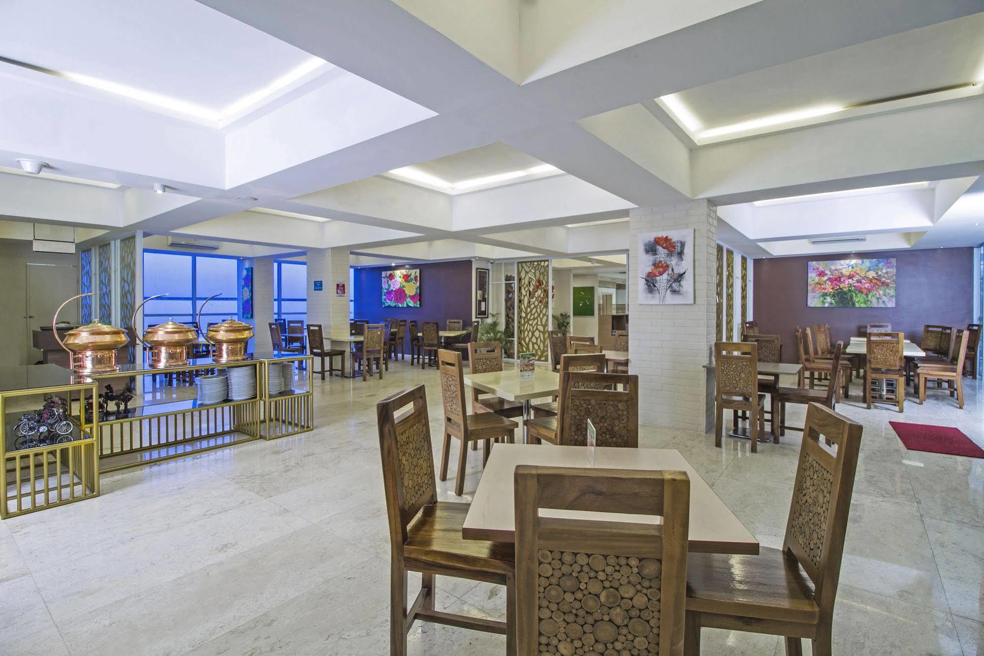 Отель Reddoorz Premium @ Thamrin Kebon Sirih Джакарта Экстерьер фото