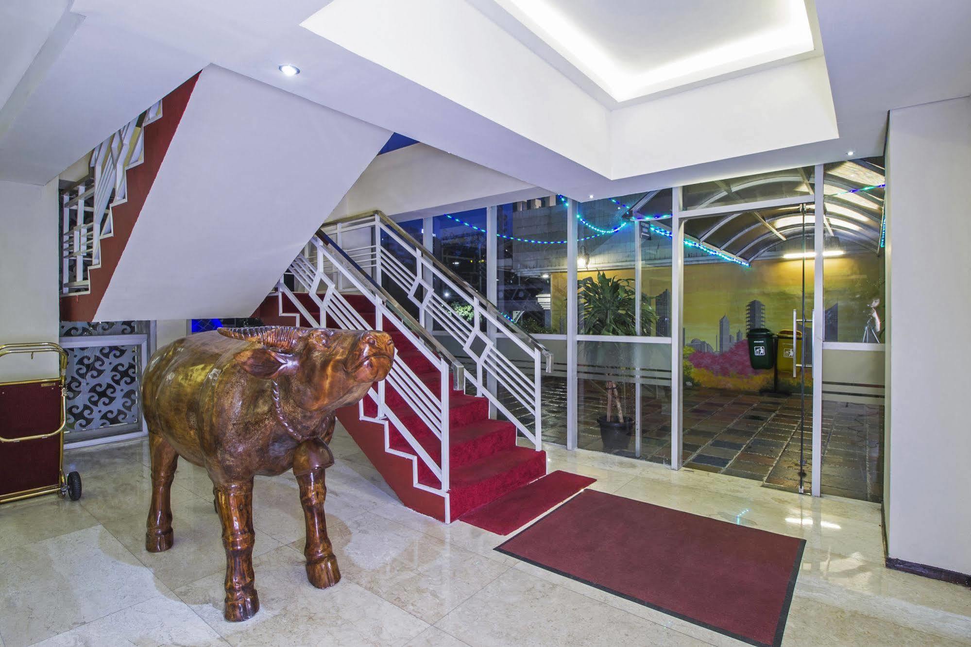 Отель Reddoorz Premium @ Thamrin Kebon Sirih Джакарта Экстерьер фото