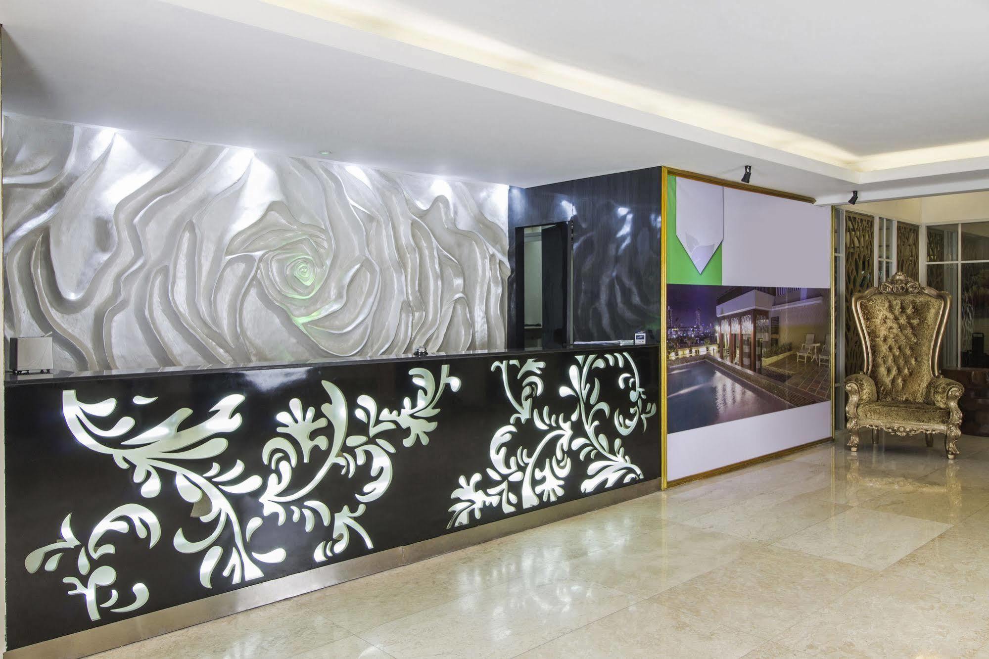 Отель Reddoorz Premium @ Thamrin Kebon Sirih Джакарта Экстерьер фото