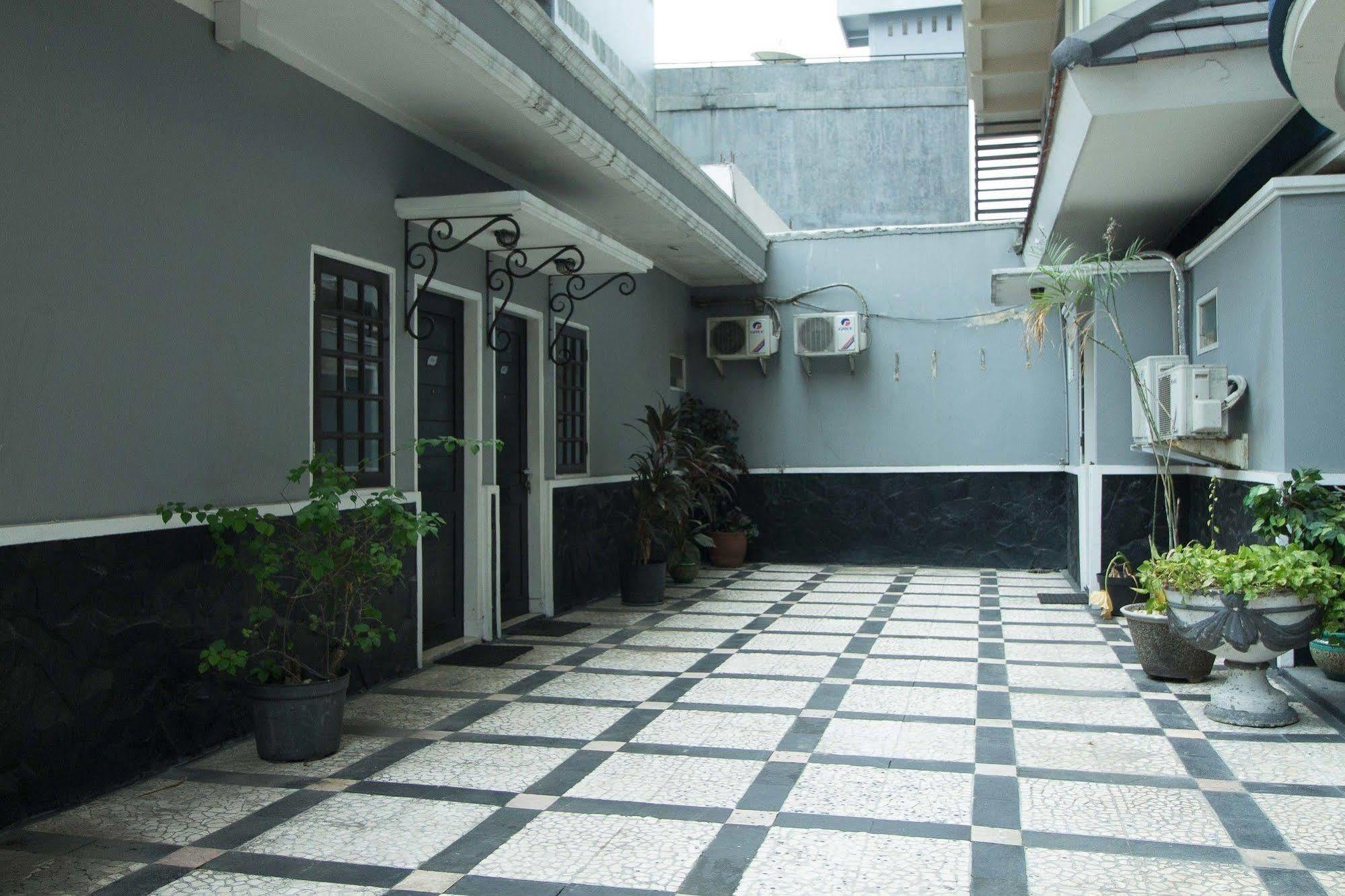 Отель Reddoorz Premium @ Thamrin Kebon Sirih Джакарта Экстерьер фото