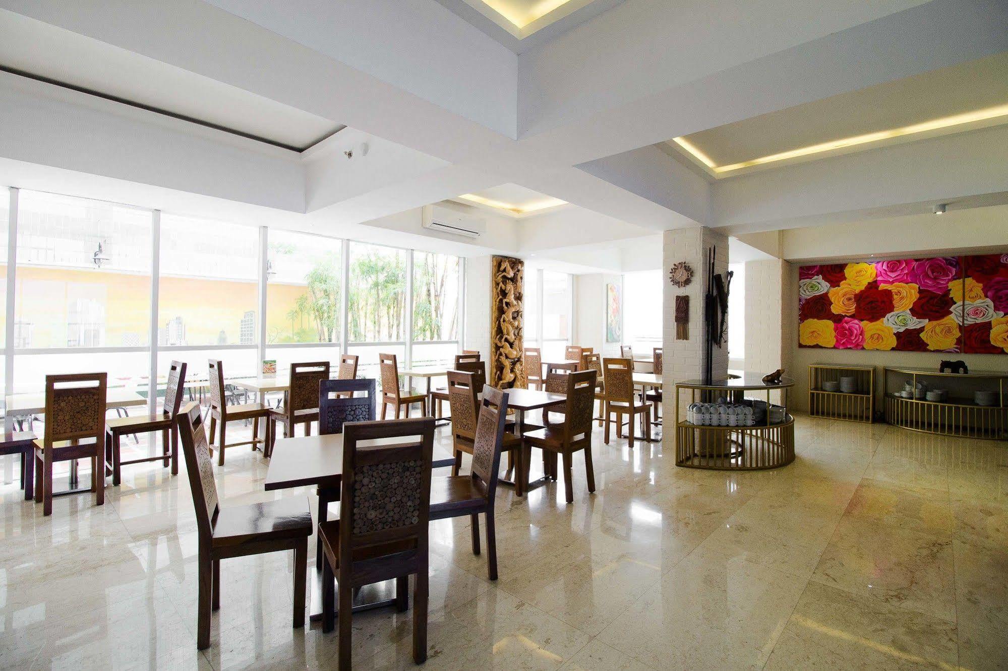 Отель Reddoorz Premium @ Thamrin Kebon Sirih Джакарта Экстерьер фото