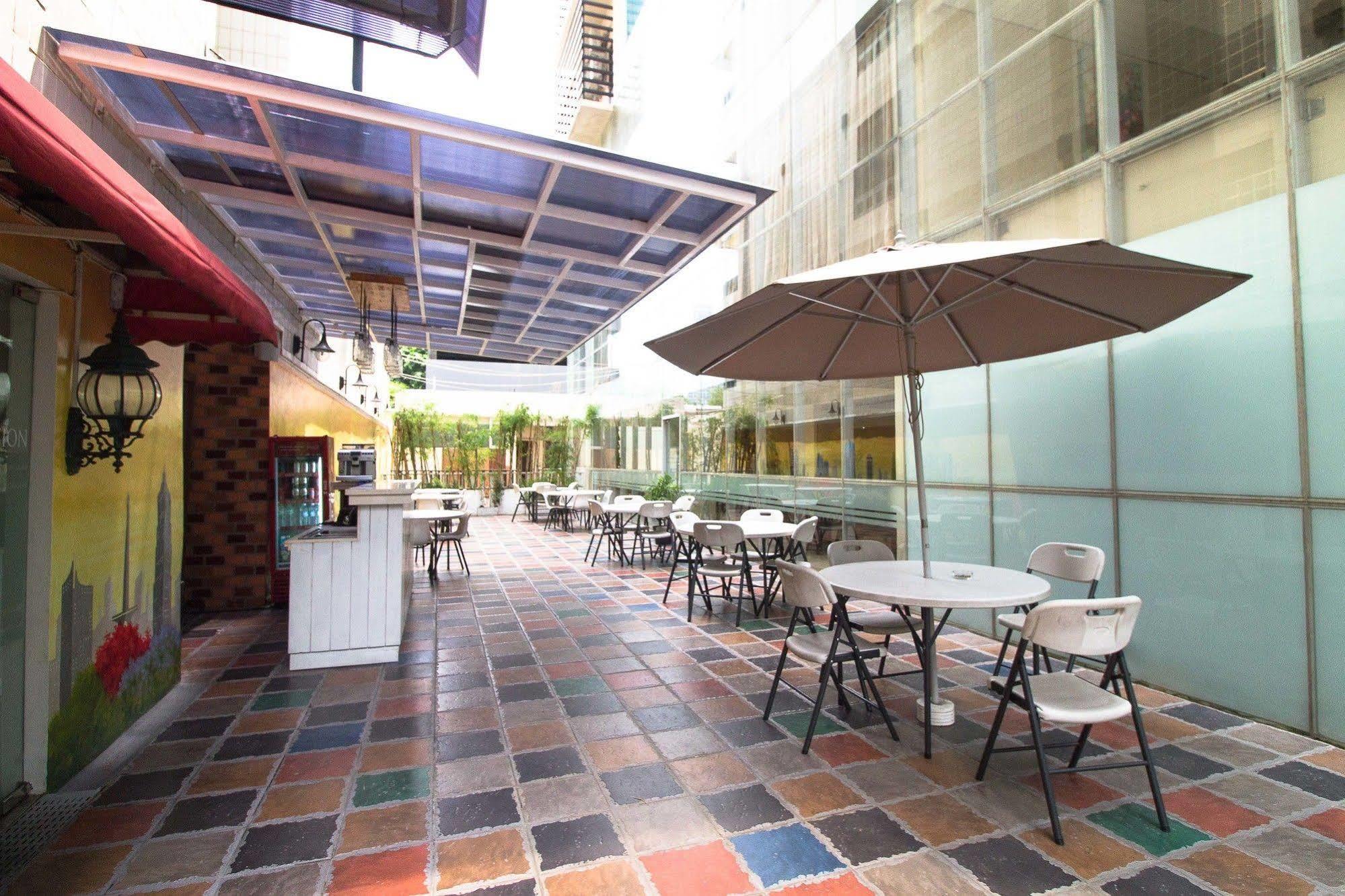 Отель Reddoorz Premium @ Thamrin Kebon Sirih Джакарта Экстерьер фото