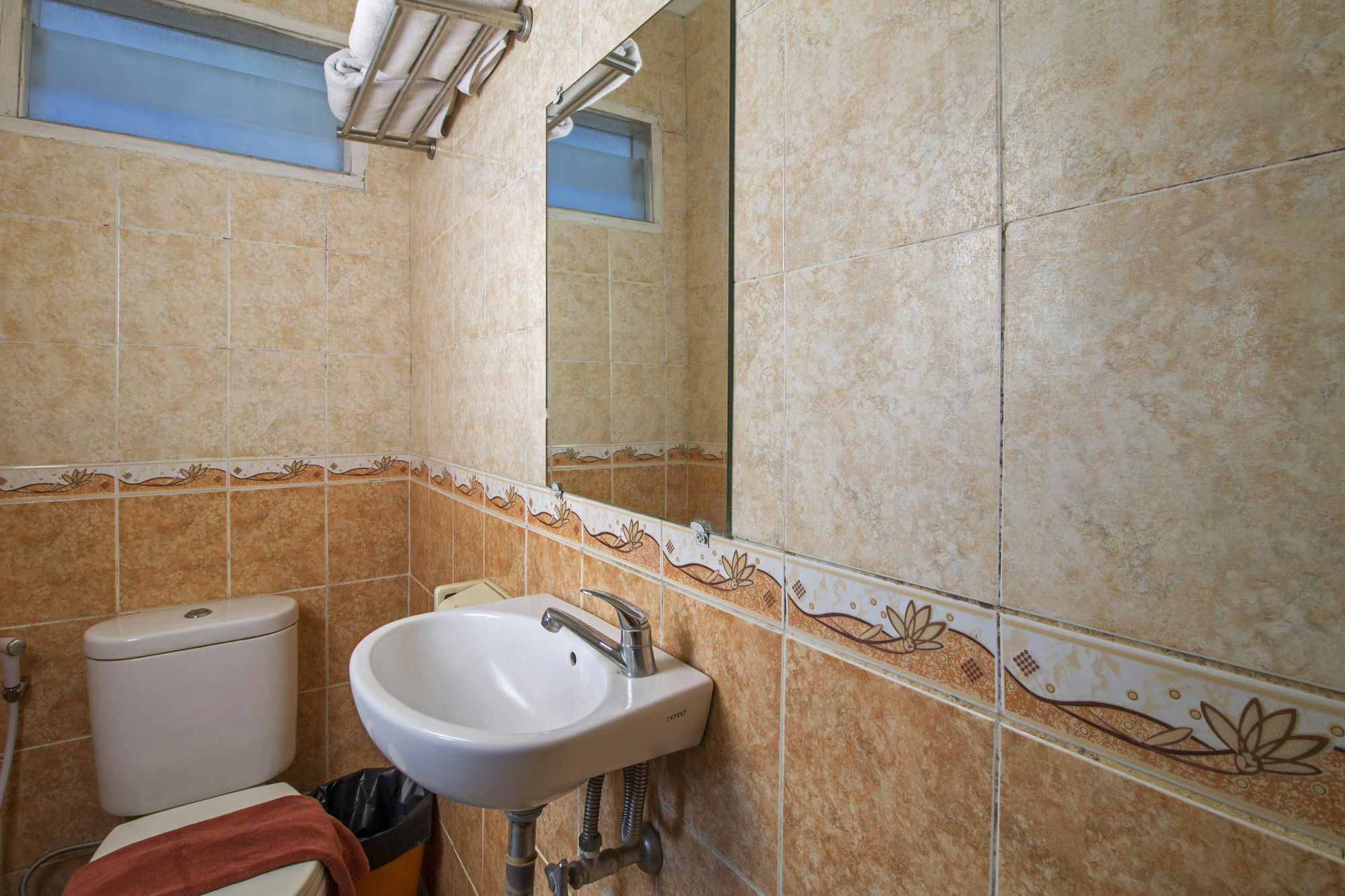 Отель Reddoorz Premium @ Thamrin Kebon Sirih Джакарта Экстерьер фото