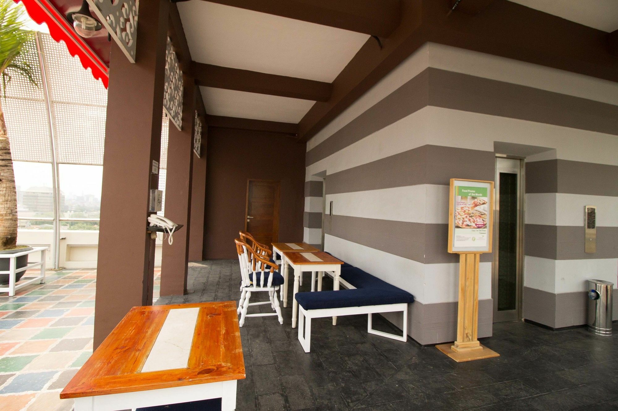 Отель Reddoorz Premium @ Thamrin Kebon Sirih Джакарта Экстерьер фото