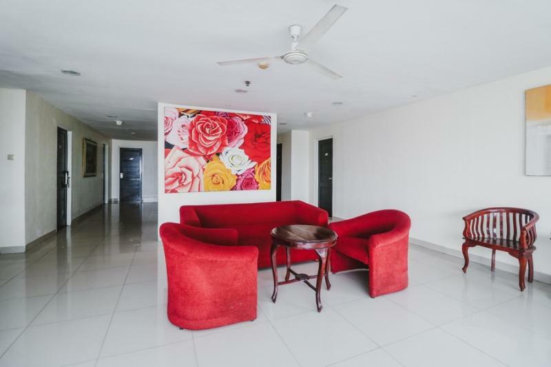 Отель Reddoorz Premium @ Thamrin Kebon Sirih Джакарта Экстерьер фото
