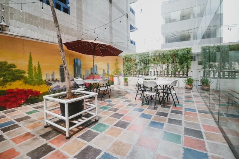 Отель Reddoorz Premium @ Thamrin Kebon Sirih Джакарта Экстерьер фото
