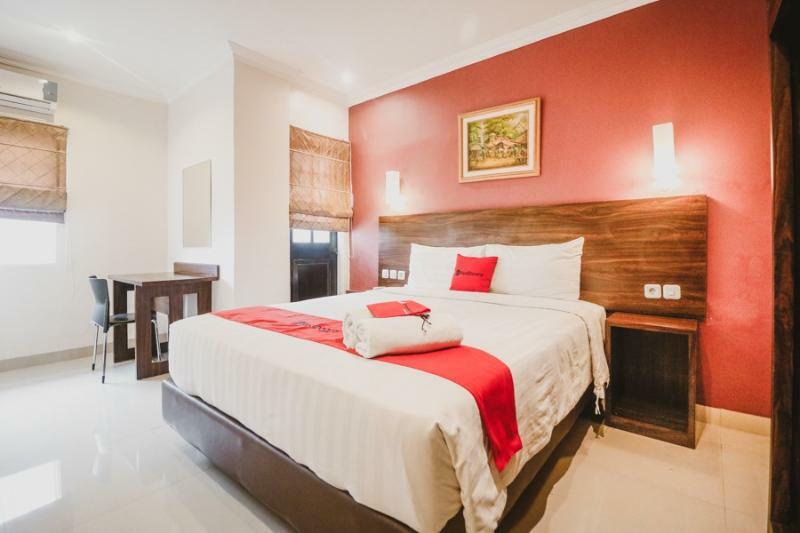 Отель Reddoorz Premium @ Thamrin Kebon Sirih Джакарта Экстерьер фото