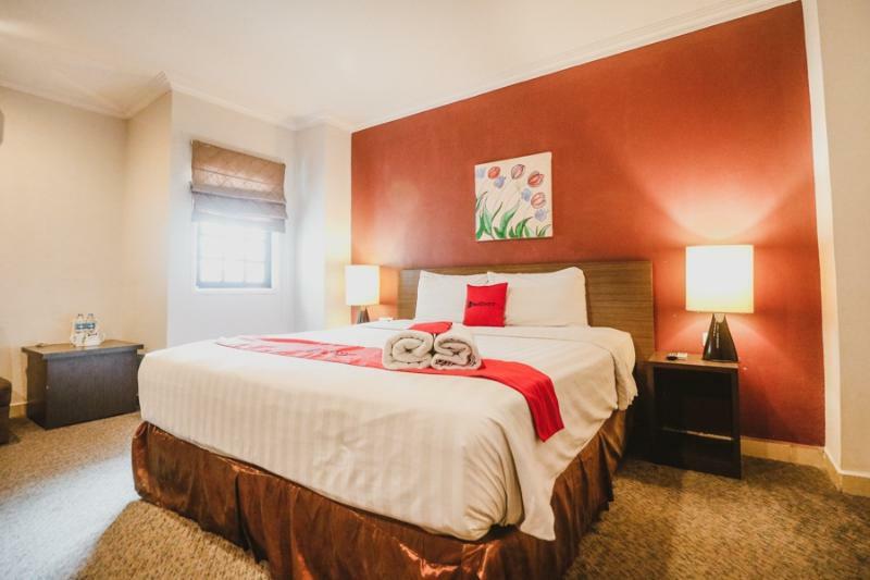 Отель Reddoorz Premium @ Thamrin Kebon Sirih Джакарта Экстерьер фото