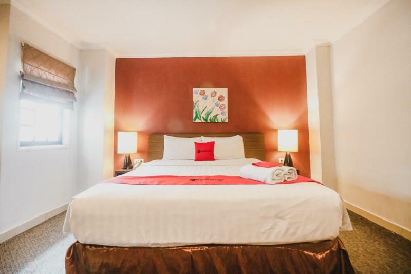 Отель Reddoorz Premium @ Thamrin Kebon Sirih Джакарта Экстерьер фото