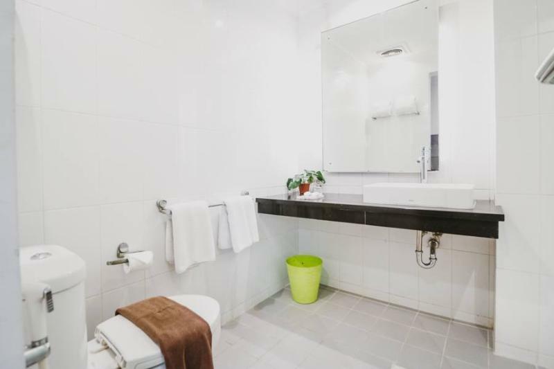 Отель Reddoorz Premium @ Thamrin Kebon Sirih Джакарта Экстерьер фото